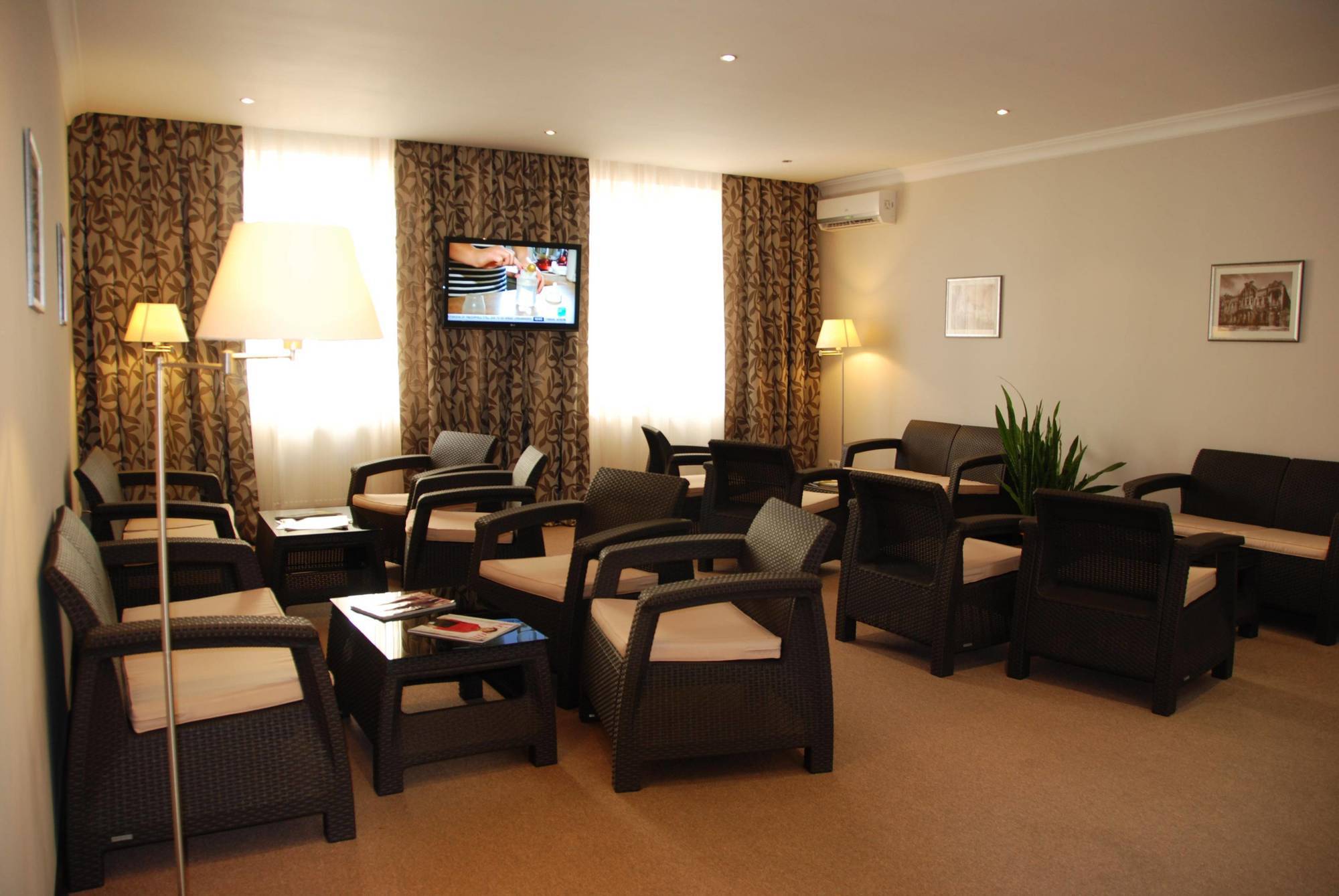 Bontiak Hotel Киев Екстериор снимка
